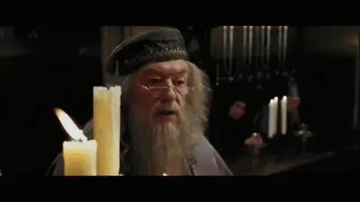 Dumbledore encendiendo una vela con magia