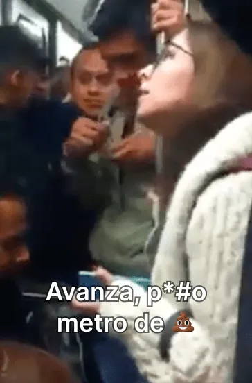 Señorita atrapada en metro gritando desesperadamente para que el metro avance.
