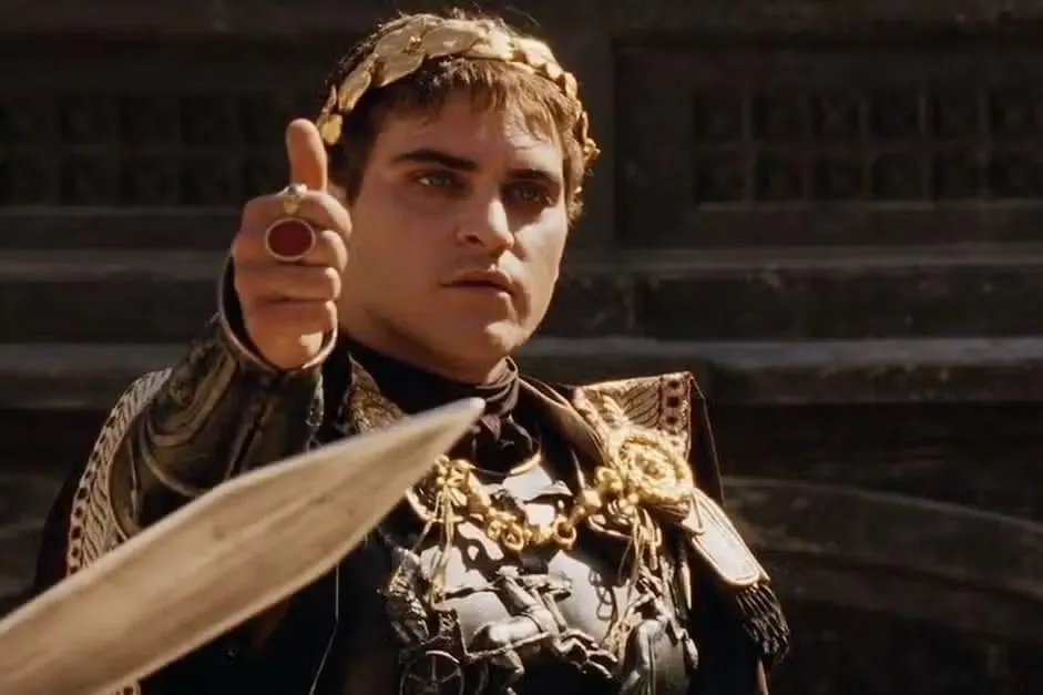 Cómodo de la película el gladiador dando el pulgar arriba
