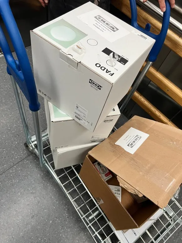 Carrito de IKEA con tres cajas de lámparas FADO