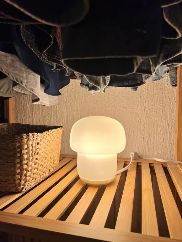 Lámpara Tokabo con un foco de luz cálida.