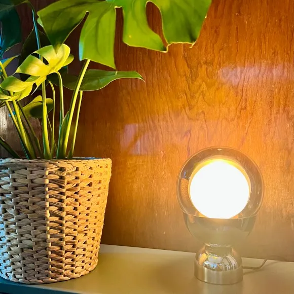 Base Acjka con una bombilla decorativa en forma de globo e iluminación tipo vela