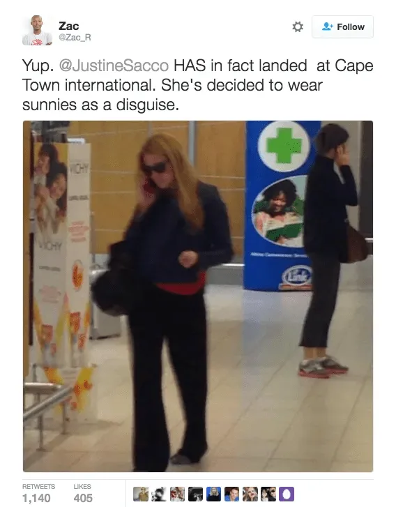 Usuarios en redes tomando fotos de Justine Sacco a su llegada al aeropuerto Cape Town International en Sudáfrica.